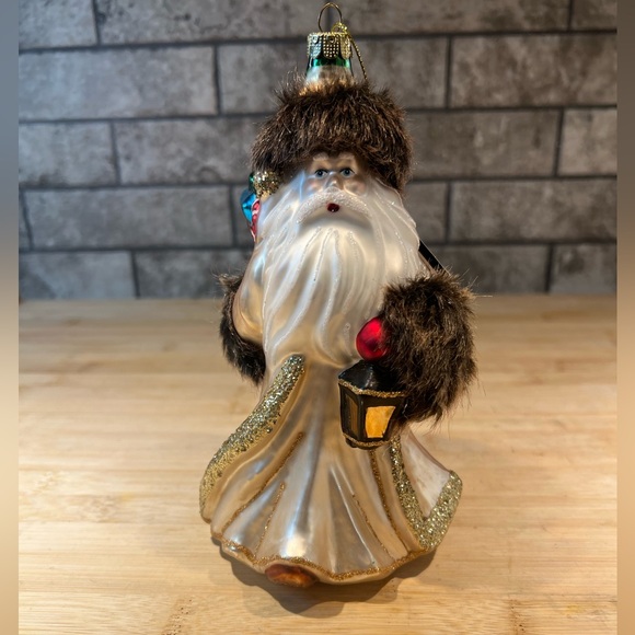 Robert Stanley Home Collection Santa w/Fur Cap and Cuffs Carrying Lantern & Tree - Picture 1 of 8